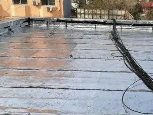 海东卫生间漏水维修公司分享下海东屋面楼顶防水刚性防水层施工要点。